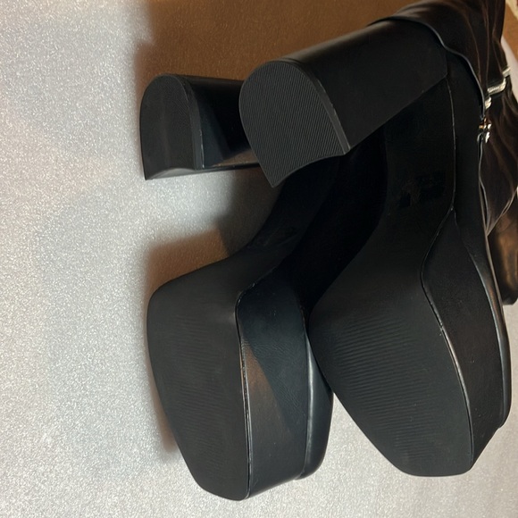 Black platform gogo boots. Unworn. - Picture 6 of 7